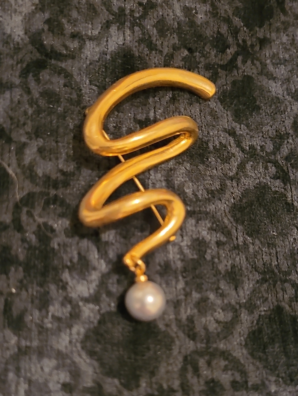 🌼2/$12 Vintage 80s Goldtone Spiral Drop Brooch with Gray Faux Pearl Accent